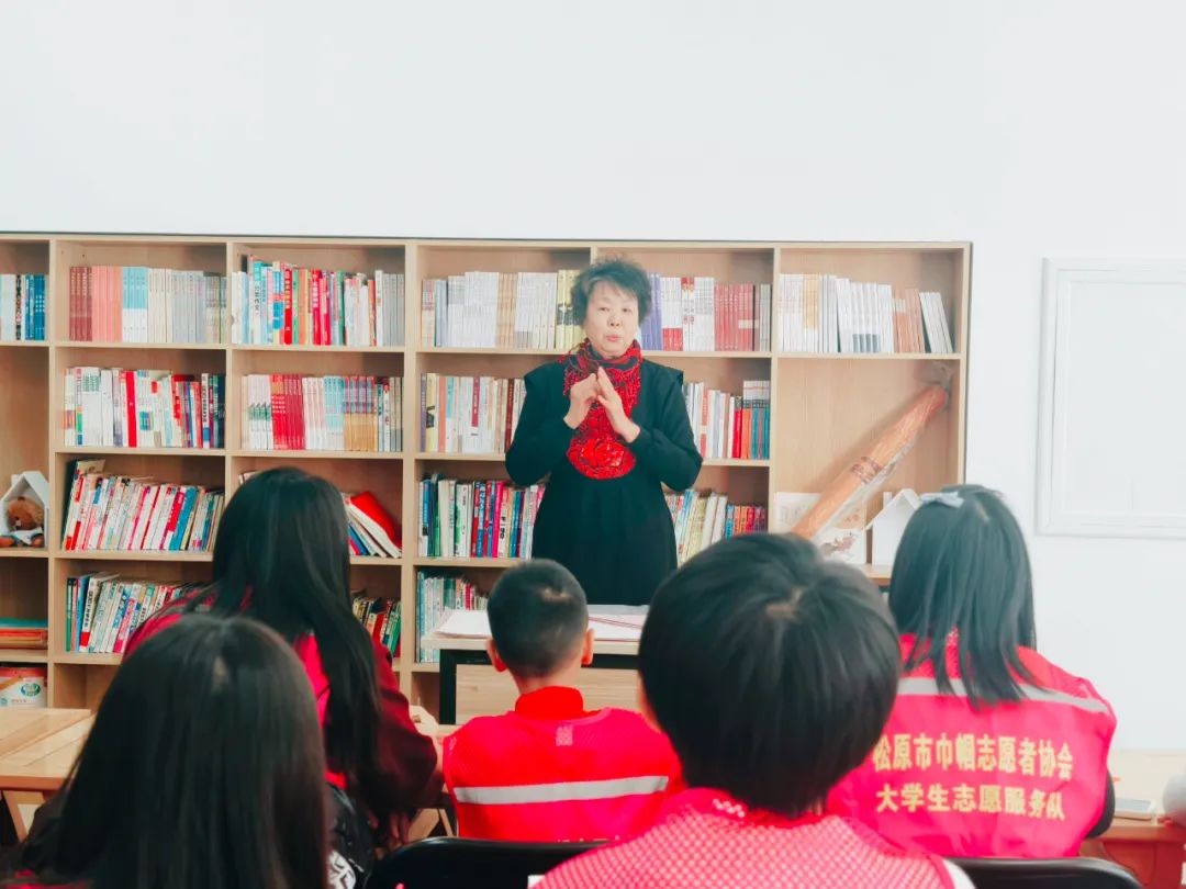 市妇联联合市巾帼志愿者协会开展“剪纸传家风· 亲子共欢乐”活动